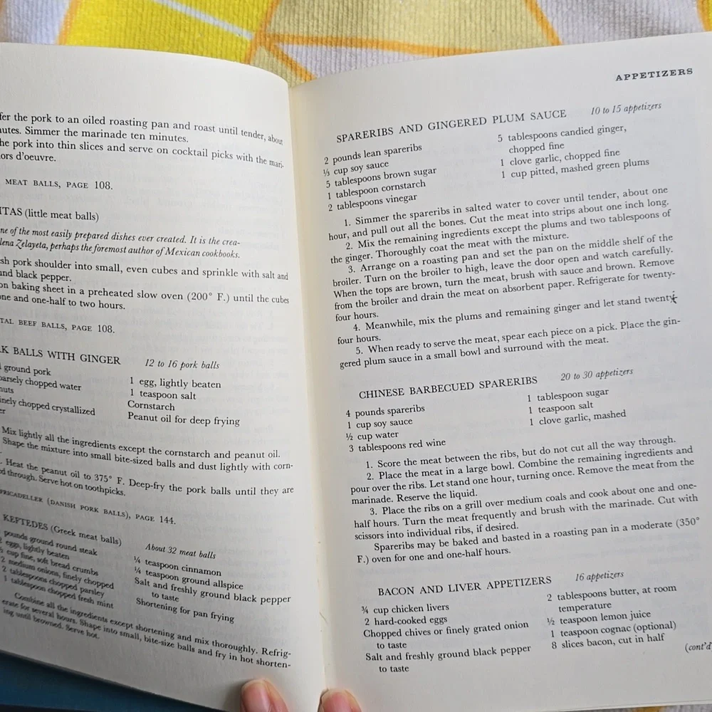 ✨️HP✨️Vintage  New York Times Cookbook Author Craig Claiborne Copyright 1961